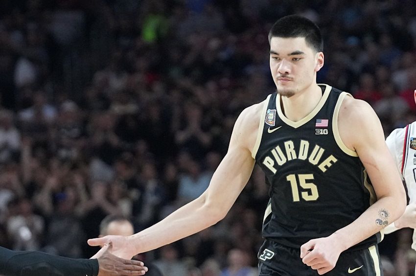 The Toronto Raptors are reportedly a team to monitor when it comes to drafting Canadian big man Zach Edey in the 2024 NBA Draft.